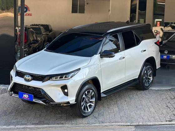 TOYOTA HILUX SW4 2.8 D-4D TURBO DIESEL DIAMOND 7L 4X4 AUTOMÁTICO